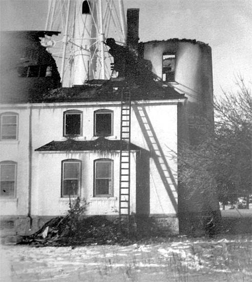 Two Rivers lighthouse - UWDC - UW-Madison Libraries