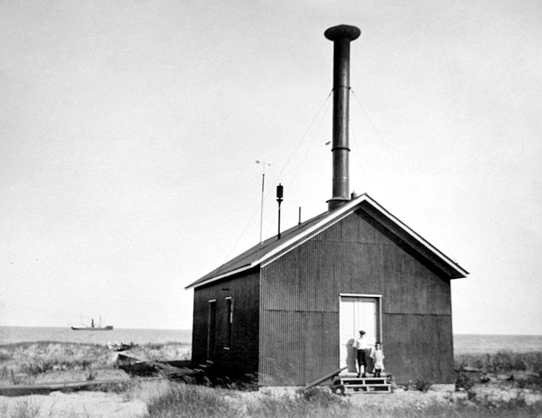 Two Rivers lighthouse - UWDC - UW-Madison Libraries