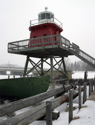 Two Rivers lighthouse - UWDC - UW-Madison Libraries